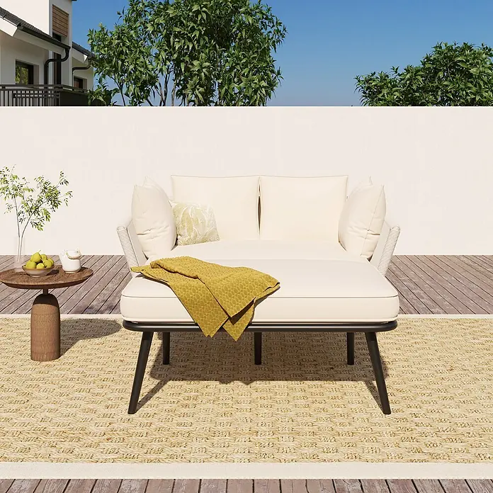 SONNENH Garten-Loungesessel - 1 Stk., Polyester, Beige - Cremefarbenes Outdoor-Tagesbett mit gelbem Überwurf auf einer Terrasse.