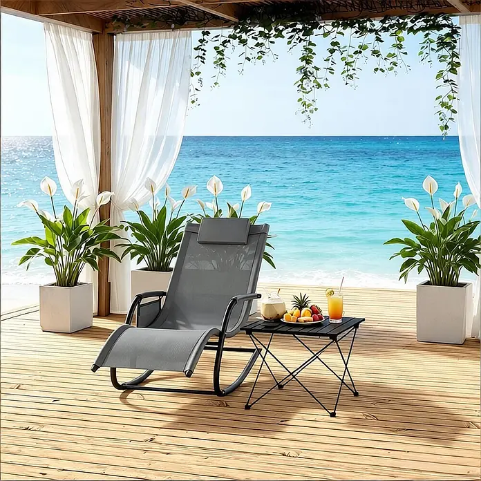 SONNENH Garten-Schaukelstuhl - 1 Stk., Metall, Polyester, Grau, B x T x H: 152 x 62 x 83 cm - Ein dunkelgrauer Schaukelliegestuhl und ein schwarzer Klapp-Beistelltisch mit Erfrischungen stehen auf einer Holzterrasse am Meer.
