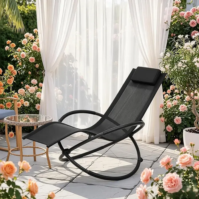 SONNENH Garten-Schaukelstuhl - 1 Stk., Metall, Textile, Schwarz, B x T x H: 143,5 x 66 x 86 cm - Schwarze Outdoor-Schaukel-Liege auf einer Terrasse. Die Liege hat einen Netzstoff und Metallrahmen mit Kopfstütze und steht in einem Garten zum Entspannen.
