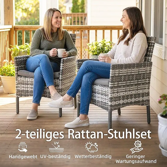 SONNENH Gartenstuhl-Set - 2 Stk., Rattan, Grau, B x T x H: 62 x 58 x 87 cm - Zwei grau/beige Rattan-Sessel mit Kissen, auf denen zwei Frauen auf einer Holzterrasse entspannen.