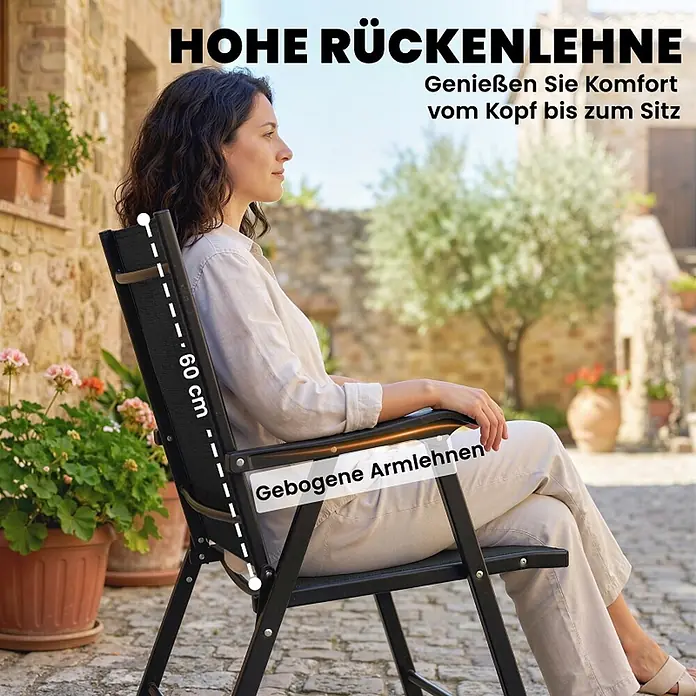SONNENH Gartenstuhl-Set - 2 Stk., Stahl, Klappbar, Schwarz, B x T x H: 58 x 62 x 97 cm - Frau sitzt auf schwarzem Klappstuhl mit 60 cm hoher Rückenlehne und gebogenen Armlehnen für Kopf-bis-Sitz-Komfort.