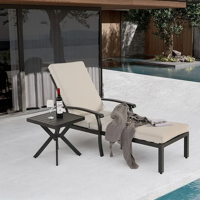 SONNENH Gartenliege - B x T: 103 x 62 cm, Beige, Aluminium - Dunkle Metall-Sonnenliege mit beigen Kissen und passendem Beistelltisch am Pool.