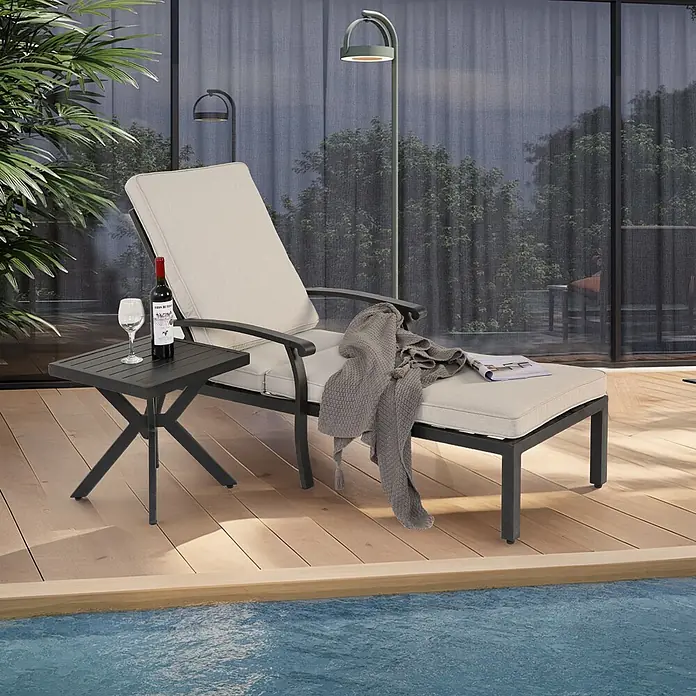 SONNENH Gartenliege - B x T: 103 x 62 cm, Beige, Aluminium - Dunkelgraue Metall-Liege mit hellbeigen Kissen und passendem Beistelltisch, an einem Pool platziert.