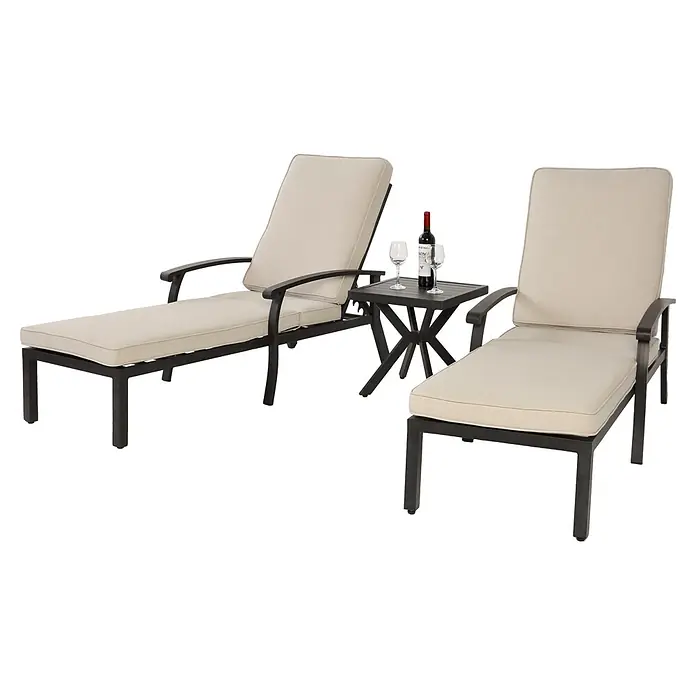 SONNENH Gartenliege - B x T: 103 x 62 cm, Beige, Aluminium - Zwei dunkelgerahmte Liegestühle mit beigen Kissen und ein schwarzer Beistelltisch mit Wein und Gläsern, ideal zur Entspannung im Freien.