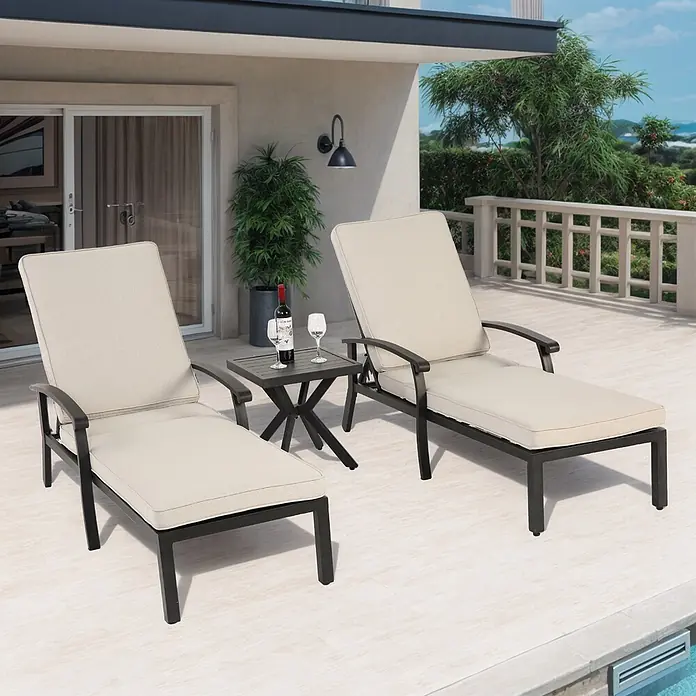 SONNENH Gartenliege - B x T: 103 x 62 cm, Beige, Aluminium - Zwei schwarze Metall-Liegen mit hellen Kissen und einem passenden Beistelltisch auf einer Terrasse am Pool.