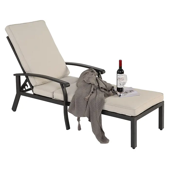 SONNENH Gartenliege - B x T: 103 x 62 cm, Beige, Aluminium - Metall-Sonnenliege mit beigen Kissen, grauer Decke und einer Weinflasche mit Glas.