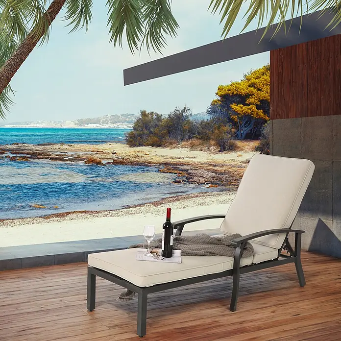 SONNENH Gartenliege - B x T: 103 x 62 cm, Beige, Aluminium - Graue Metall-Gartenliege mit cremefarbenen Kissen auf Holzterrasse, vor malerischem Strand- und Meerblick.