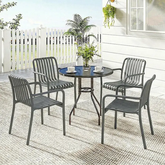 SONNENH Gartenstuhl-Set - 4 Stk., Kunststoff, Stapelbar, Dunkelgrau, B x T x H: 58,5 x 55 x 81,5 cm - Graues Outdoor-Esszimmer-Set: runder Tisch und vier Lattenstühle auf einem Terrassenteppich.