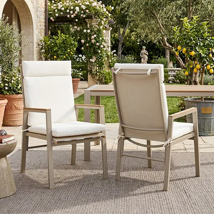 SONNENH Gartenstuhl-Set - 1 Stk., Polyester, Beige, B x T x H: 57 x 72 x 101 cm - Zwei Outdoor-Esszimmerstühle mit hellen Polstern und Holzarmlehnen auf einem Terrassenteppich, in einer Gartenumgebung.