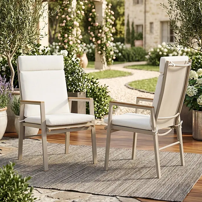 SONNENH Gartenstuhl-Set - 1 Stk., Polyester, Beige, B x T x H: 57 x 72 x 101 cm - Zwei Outdoor-Stühle mit hellem Gestell, weißen Kissen und Holzarmlehnen auf einem Terrassenteppich in einer Gartenumgebung.