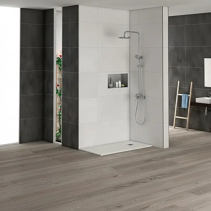 Plato de ducha Deva mampara y sistema de ducha Astro - L x An: 120 x 70 cm, Materiales naturales, Blanco, 3 pzs. - Ducha a ras de suelo moderna con azulejos blancos y gris oscuro, grifería plateada y suelo efecto madera. Incluye nicho de ducha y diseño elegante.
