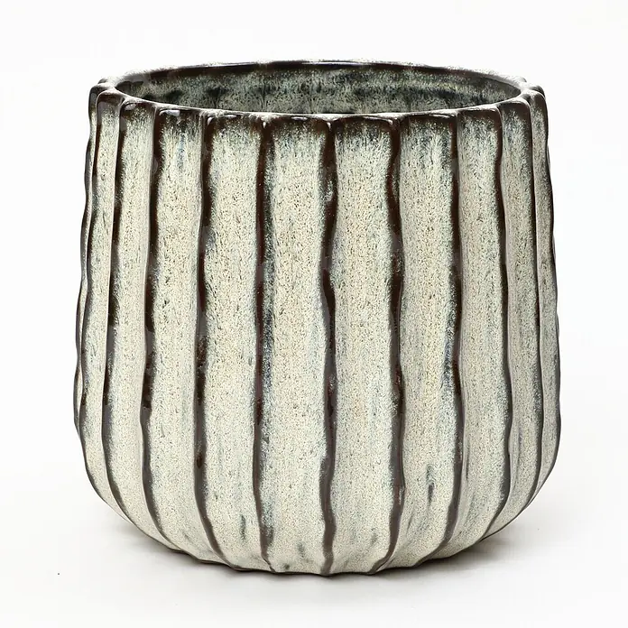 Hometopia Pflanztopf HTPL0078-LW - 1 Stk., Außenmaß (Ø x H): 23,5 x 2,61 cm, Keramik, Salbeigrün - Keramik-Pflanztopf mit vertikalen Rillen und zweifarbiger beige-dunkelbraun gestreifter Glasur.
