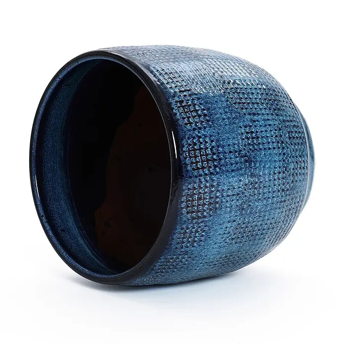 Kärcher Pflanztopf HTPL0036-M - 1 Stk., Außenmaß (Ø x H): 31 x 28,5 cm, Keramik, Marineblau - Blauer, texturierter Keramik-Pflanztopf liegt auf der Seite, zeigt glänzende Oberfläche und feines Punktmuster.