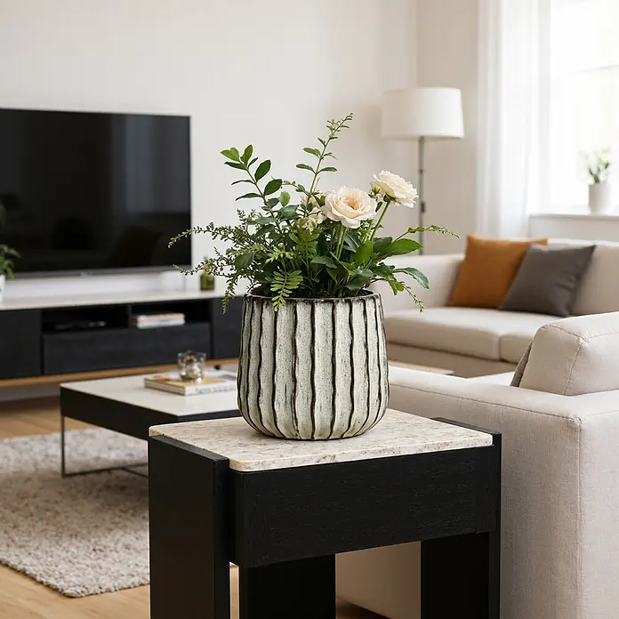 Hometopia Pflanztopf HTPL0078-LW - 1 Stk., Außenmaß (Ø x H): 23,5 x 2,61 cm, Keramik, Salbeigrün - Keramikvase mit vertikalen Streifen, mit weißen Rosen und Grünpflanzen, auf einem Beistelltisch im Wohnzimmer.