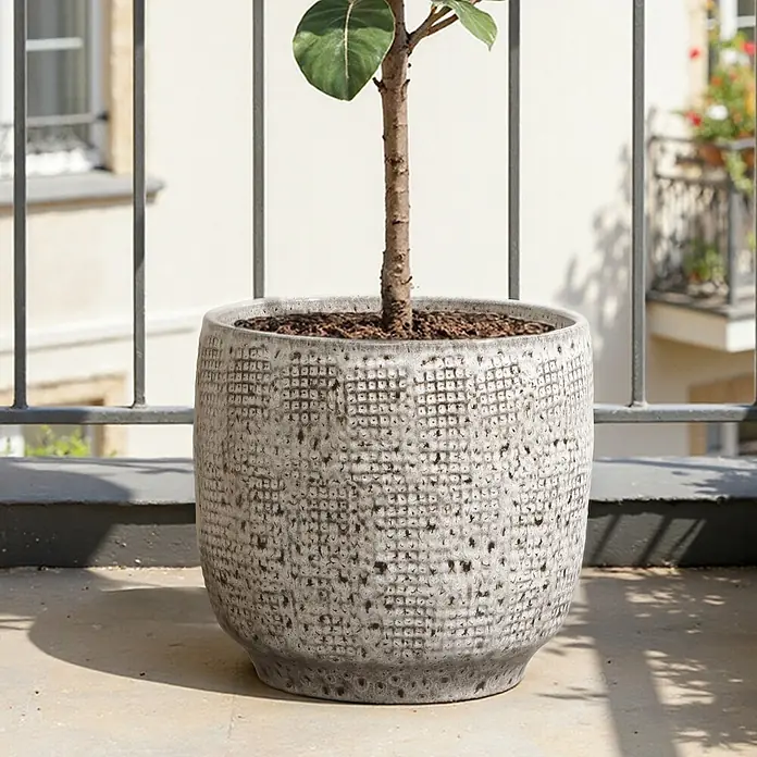 Hometopia Pflanztopf HTPL0327-M - 1 Stk., Außenmaß (Ø x H): 31 x 29 cm, Keramik, Graues - Strukturierter hellgrauer Keramik-Pflanztopf mit Pflanze auf einem Balkon.