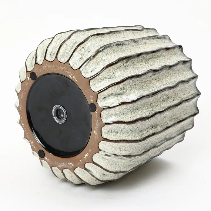 Hometopia Pflanztopf HTPL0078-LW - 1 Stk., Außenmaß (Ø x H): 23,5 x 2,61 cm, Keramik, Salbeigrün - Gerippter Keramik-Pflanztopf mit hellgrauer Glasur, dunkelbraunen Rillen und schwarzem Boden mit Abflussloch.