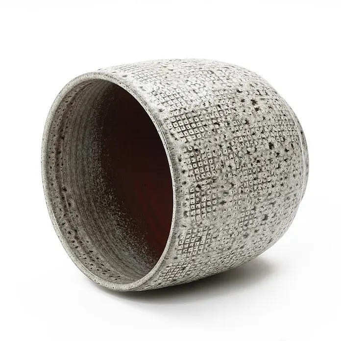 Hometopia Pflanztopf HTPL0327-M - 1 Stk., Außenmaß (Ø x H): 31 x 29 cm, Keramik, Graues - Hellgrauer texturierter Keramik-Pflanzentopf mit dunkelbrauner Innenseite, auf der Seite liegend.