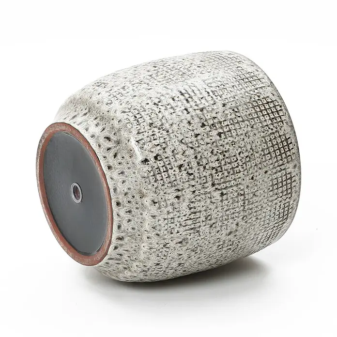 Hometopia Pflanztopf HTPL0327-M - 1 Stk., Außenmaß (Ø x H): 31 x 29 cm, Keramik, Graues - Strukturierter Keramik-Pflanztopf, gesprenkelt grau-weiß mit braunen Akzenten, liegt auf der Seite. Hat einen dunkelgrauen Boden mit Drainageloch.