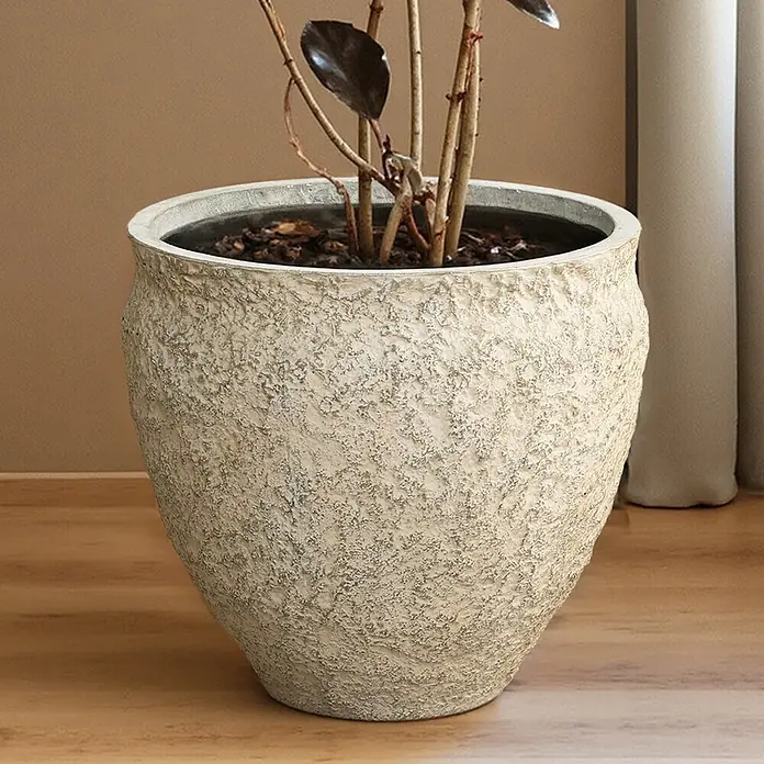 Blumentopf Groß, Rund Übertöpfe Betonoptik für Außen & Innen -  - Hellbeiger, strukturierter Pflanzkübel mit Pflanze auf Holzfußboden.