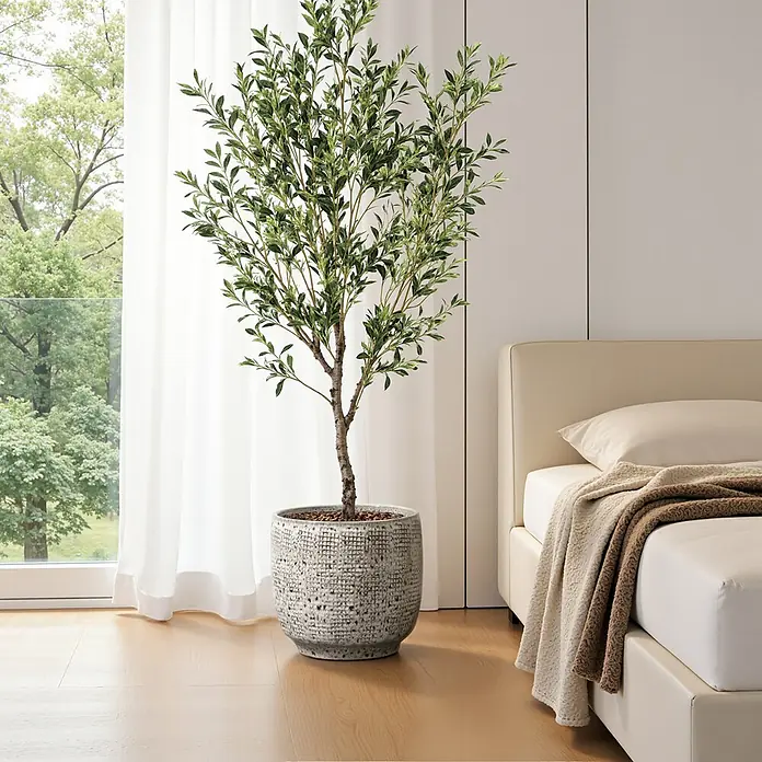 Hometopia Pflanztopf HTPL0327-M - 1 Stk., Außenmaß (Ø x H): 31 x 29 cm, Keramik, Graues - Hoher künstlicher Olivenbaum mit grünen Blättern und braunem Stamm in einem strukturierten grauen Übertopf, in einem modernen Schlafzimmer platziert.