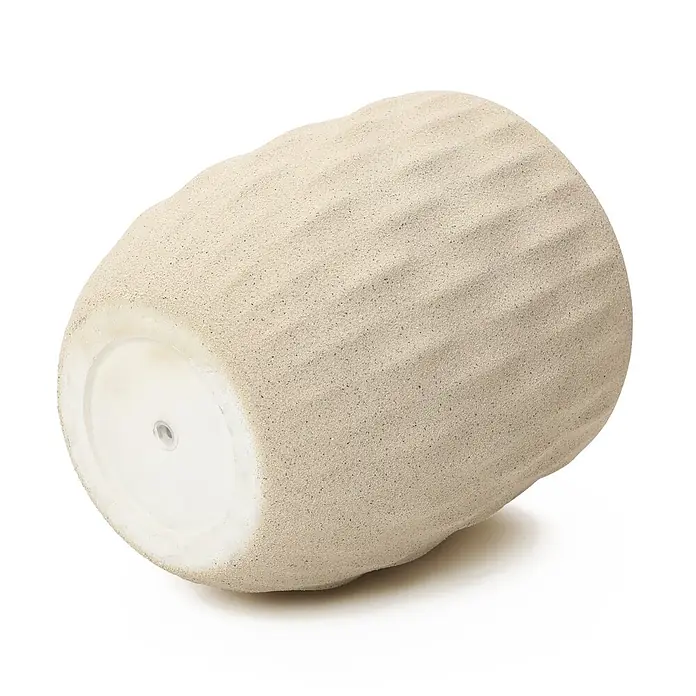 Hometopia Pflanztopf HTPL0183 - Außenmaß (Ø x H): 34 x 34 cm, Verbundwerkstoff, Apricot - Sandfarbener, gerippter Pflanztopf mit Drainageloch, auf der Seite liegend.