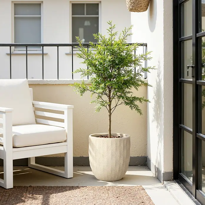 Hometopia Pflanztopf HTPL0183 - Außenmaß (Ø x H): 34 x 34 cm, Verbundwerkstoff, Apricot - Grüne Pflanze in beigem Topf auf einem Balkon neben einem weißen Stuhl.