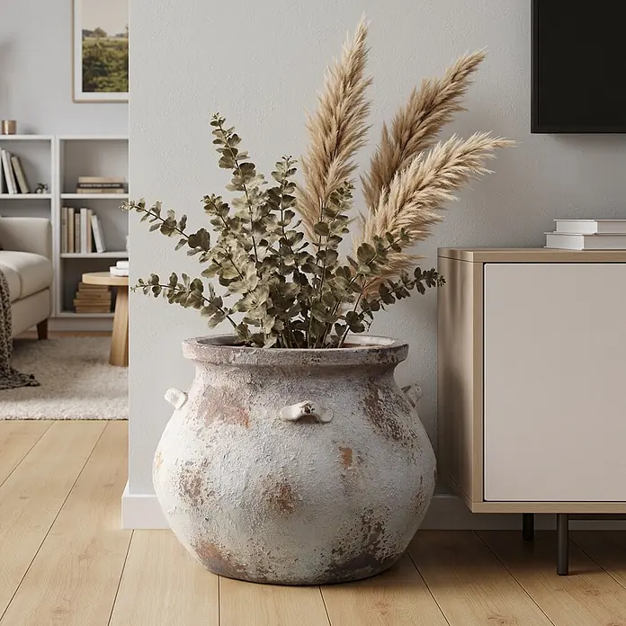 Hometopia Pflanztopf HTPL0358 - 1 Stk., Außenmaß (Ø x H): 37 x 30,5 cm, Verbundwerkstoff, Altweiß - Großes, verwittertes Terrakotta-Gefäß mit Eukalyptus und Pampasgras, das ein Wohnzimmer schmückt.