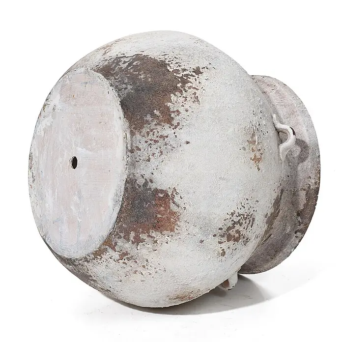 Hometopia Pflanztopf HTPL0358 - 1 Stk., Außenmaß (Ø x H): 37 x 30,5 cm, Verbundwerkstoff, Altweiß - Großes, verwittertes Keramikgefäß mit abblätternder weißer Beschichtung, die rötlich-braunes Material zeigt, seitlich liegend.