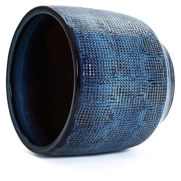 Hometopia Pflanztopf HTPL0036-L - 1 Stk., Außenmaß (Ø x H): 40 x 28,5 cm, Keramik, Marineblau - Dunkelblauer, texturierter Keramik-Pflanztopf mit glänzender Oberfläche, auf der Seite liegend.