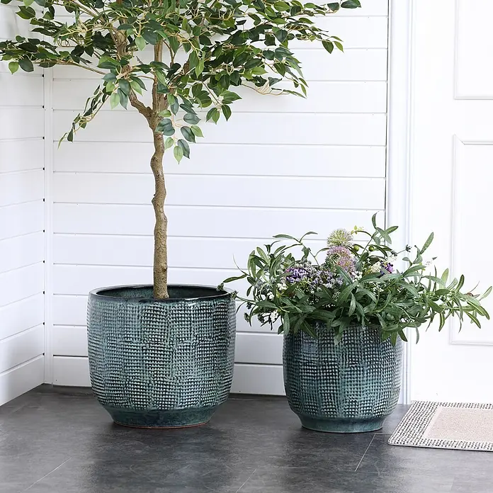 Hometopia Pflanztopf HTPL0037-M - 1 Stk., Außenmaß (Ø x H): 31 x 29 cm, Keramik, Dunkelgrün - Zwei texturierte, teal-farbene Keramik-Pflanzgefäße, ein großes mit Baum, ein kleineres mit Blumen.