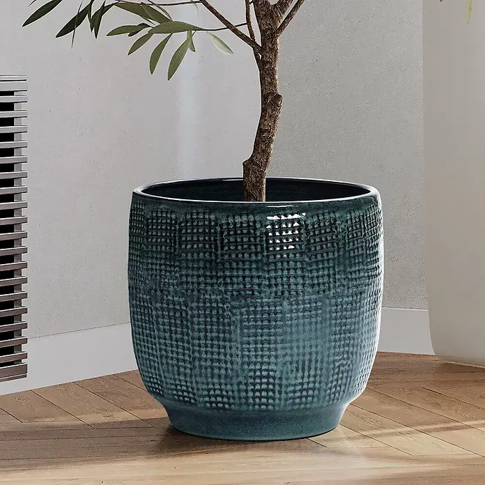 Hometopia Pflanztopf HTPL0037-M - 1 Stk., Außenmaß (Ø x H): 31 x 29 cm, Keramik, Dunkelgrün - Dunkeltürkiser Keramik-Pflanzentopf mit strukturiertem Gittermuster, der einen kleinen Baum im Innenbereich hält.