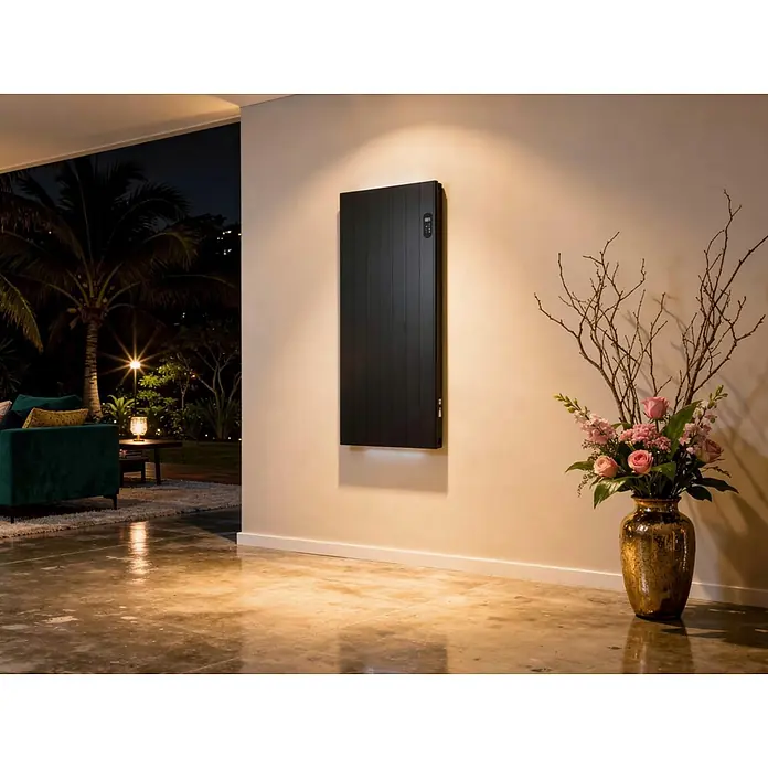 Purline Emisor térmico con WiFi Cenit B2000 - 2.000 W, Negro, 5 x 60 x 160 cm, Seco - Elegante radiador eléctrico negro montado en la pared en una sala de estar moderna, iluminando la pared. Un arreglo floral decorativo está cerca.