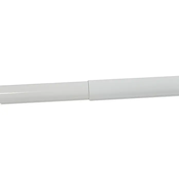 Venus Duschvorhangstange - 110 cm - 185 cm, Durchmesser: 28 mm, Weiß - Nahaufnahme einer weißen Kabelabdeckung, die eine saubere und organisierte Kabelführung ermöglicht. Ideal zum Verbergen von Kabeln.