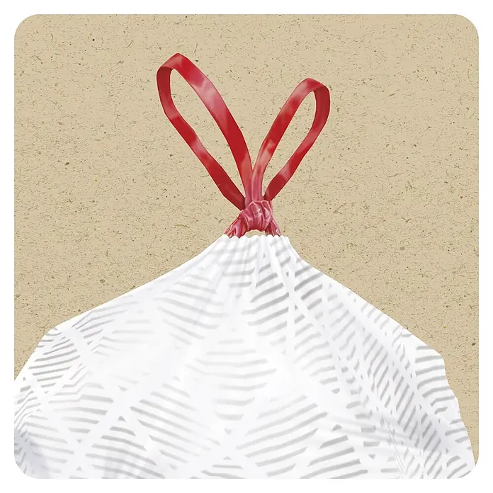 Swirl Müllbeutel mit Zugband - 35 l, 11 Stk. - Weißer Kordelzugbeutel mit subtilem geometrischem Muster, oben mit einem leuchtend roten Band zusammengebunden, auf strukturiertem Kraftpapierhintergrund mit abgerundeten Ecken.