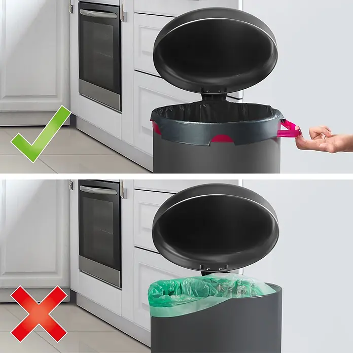 Swirl Müllbeutel mit Fiixierband - 20 l, 15 Stk., Schwarz - Dunkelgrauer Mülleimer in der Küche, zeigt korrekten Sitz eines schwarzen Müllbeutels mit rotem Zugband (oben) vs. unordentlichen grünen Beutel (unten).
