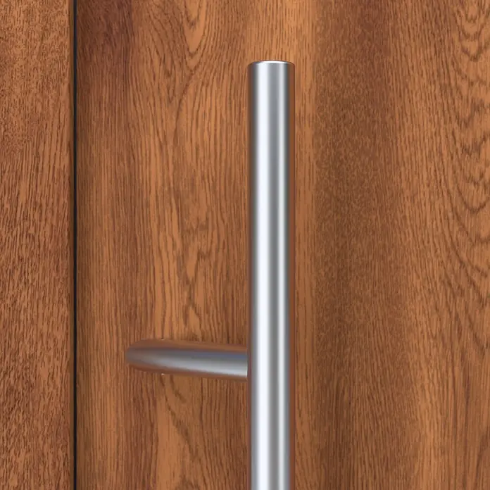 FM Türen Haustür - 210 x 110 cm, DIN Anschlag: Links, Goldene Eiche - Moderner silberner Stangengriff an einer braunen Holztür.