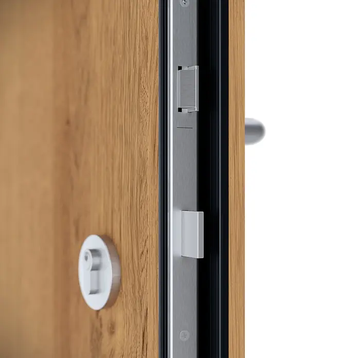 FM Türen Haustür - 110 x 210 cm, DIN Anschlag: Links, Winchester - Nahaufnahme einer geöffneten Holztür mit gebürstetem Stahlschloss, Riegel, Falle und Schlüsselloch.