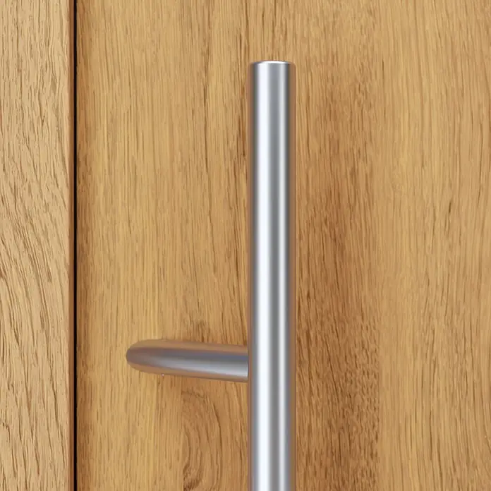 FM Türen Haustür - 110 x 210 cm, DIN Anschlag: Links, Winchester - Glänzender silberner Metall-Stangengriff an einer hellbraunen Holztür mit vertikaler Maserung.