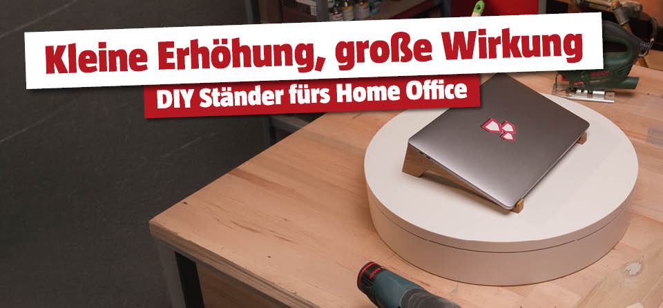 Selbstgemachter Laptopständer aus Holz am Tisch mit Laptop und BAUHAUS Logo