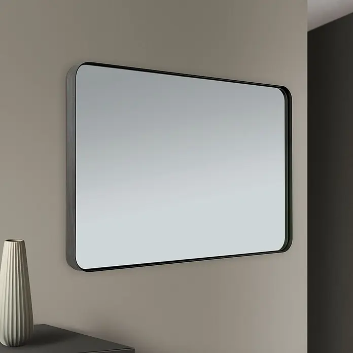 Orion Leuchten Wandspiegel - 61 x 91 cm - Rechteckiger Spiegel mit abgerundeten Ecken, schwarzem Rahmen und gestreiften Seiten, an der Wand hängend.