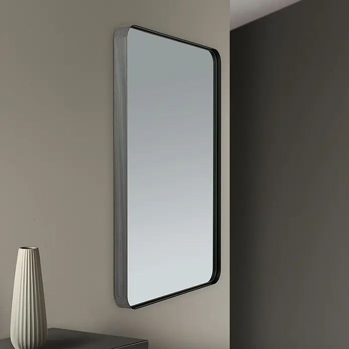 Orion Leuchten Wandspiegel - 61 x 91 cm - Rechteckiger Wandspiegel mit abgerundeten Ecken und gestreiftem Seitenrahmen, in einem modernen Raum über einer Vase.