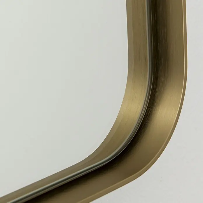 Orion Leuchten Wandspiegel - 76 x 152 cm - Nahaufnahme eines Spiegels mit gebürstetem messingfarbenem Metallrahmen und abgerundeten Ecken.