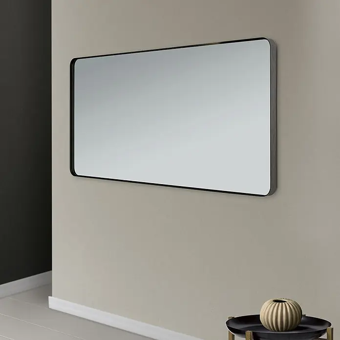 Orion Leuchten Wandspiegel - 76 x 152 cm - Rechteckiger Spiegel mit abgerundeten Ecken und schwarzem Rahmen, an beigefarbener Wand.