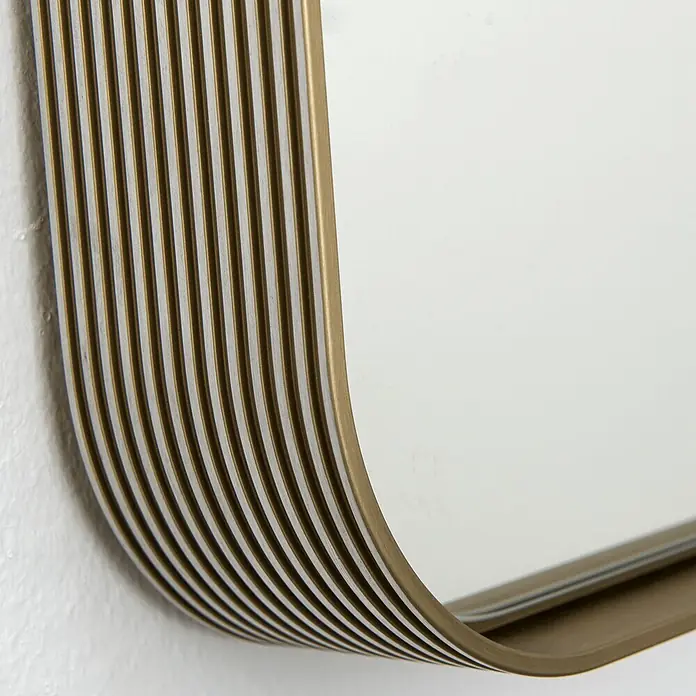 Orion Leuchten Wandspiegel - 61 x 91 cm - Gekrümmter goldener Spiegelrahmen mit geripptem Design.