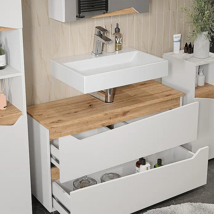 Vicco Badmöbel-Set - Weiß, Matt - Moderner Badezimmerschrank mit weißem Keramikwaschbecken, heller Holz-Arbeitsplatte und offenen weißen Schubladen.