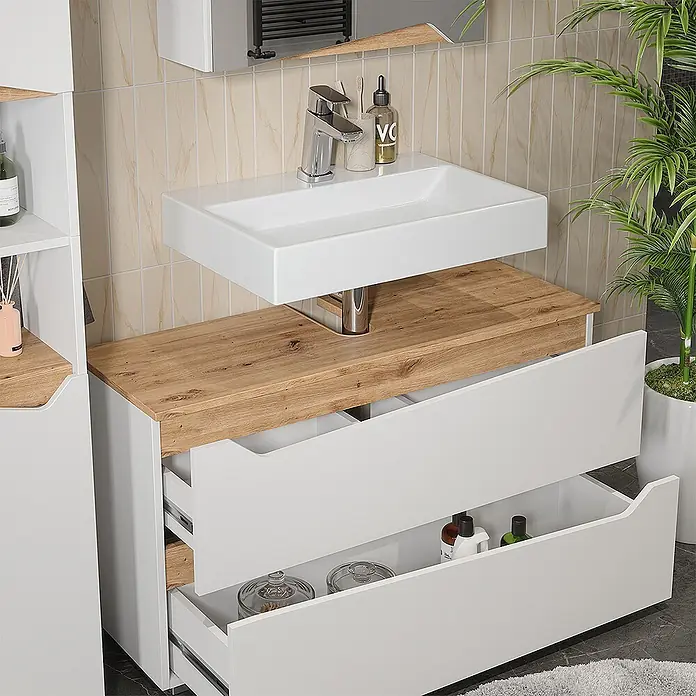 Vicco Badmöbel-Set - Weiß, Matt - Weißer Badezimmerschrank mit Holzplatte, offen Schubladen und Waschbecken in modernem Bad.