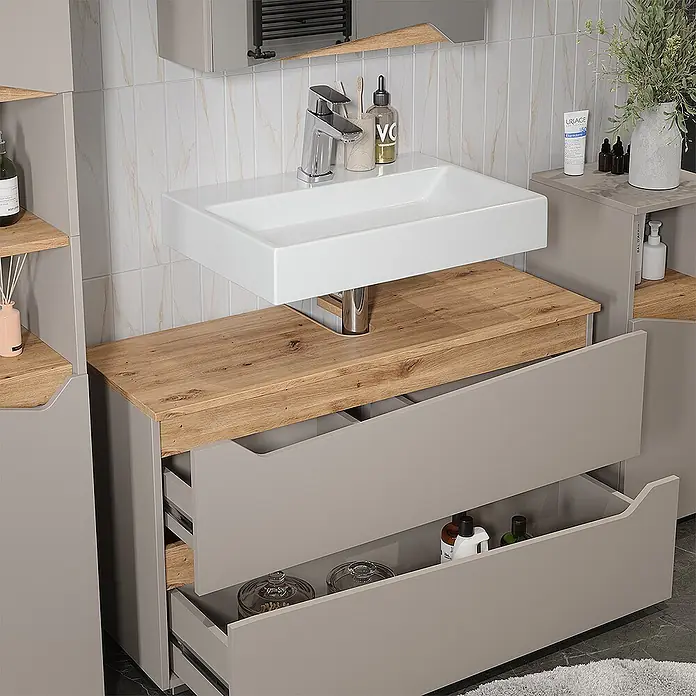 Vicco Badmöbel-Set - Greige, Matt - Moderne Badezimmer-Waschtischanlage mit weißem Waschbecken, heller Holzplatte und taupefarbenen Auszügen, teils geöffnet zur Stauraumpräsentation.