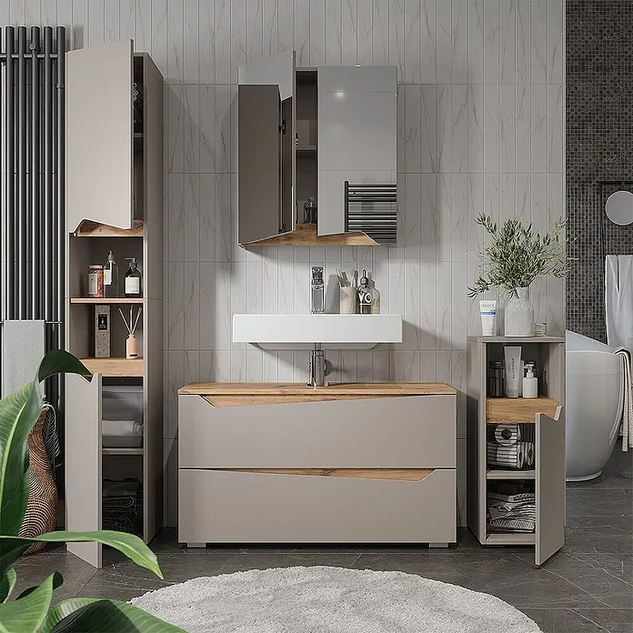 Vicco Badmöbel-Set - Greige, Matt - Moderne Badezimmermöbel in Beige mit Holzdetails, Waschtisch, Hochschrank und Beistellschrank, in einem modernen Badezimmer.