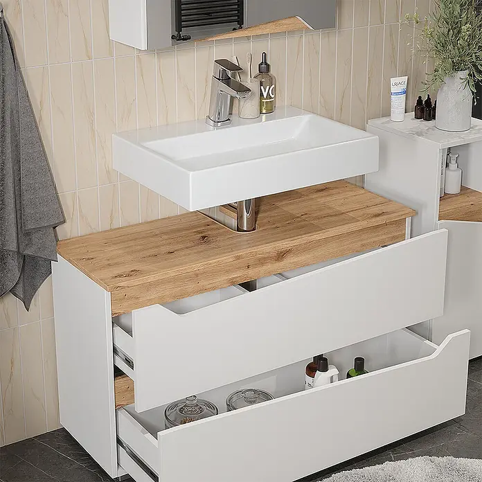 Vicco Badmöbel-Set - Weiß, Matt - Weißer Badunterschrank mit Holzplatte, Keramikwaschbecken und geöffneten Schubladen, die Stauraum zeigen.