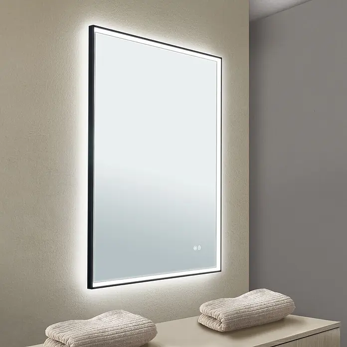 Orion Leuchten Lichtspiegel - 70 x 90 cm, Schalter - Rechteckiger Badspiegel mit dunklem Rahmen und weißer LED-Hintergrundbeleuchtung, über einem Waschtisch mit gefalteten Handtüchern.